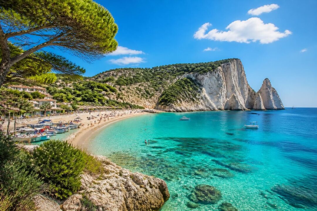 découvrez les plus belles destinations balnéaires accessibles en france, entre plages idylliques, eaux turquoise et villages charmants pour des vacances inoubliables.