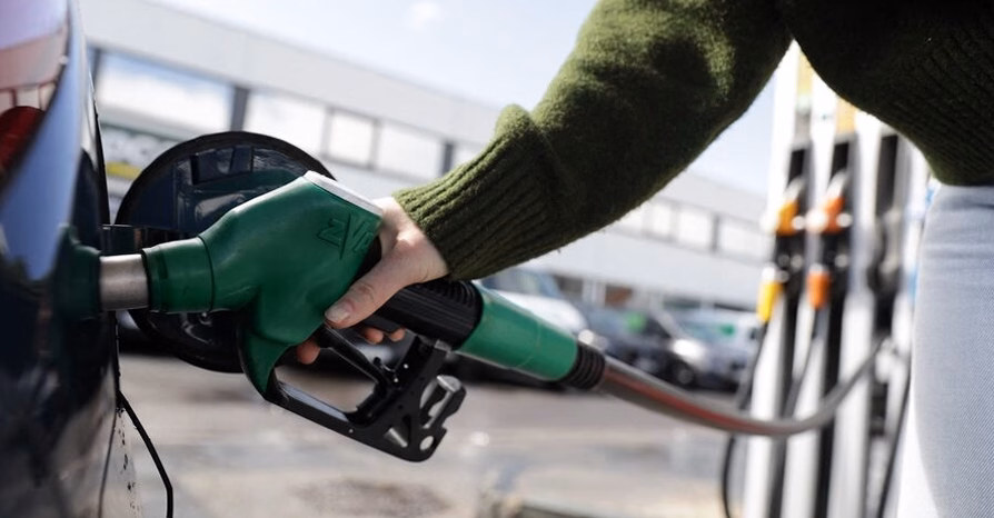 Frappes ukrainiennes provoquent une nouvelle crise du carburant en Russie : un tiers des stations carburants à sec
