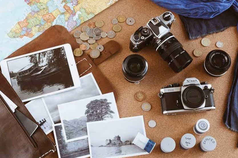 Avec 600 photos du monde entier en poche, il intègre l&rsquo;Ehpad et décroche un trésor inattendu…