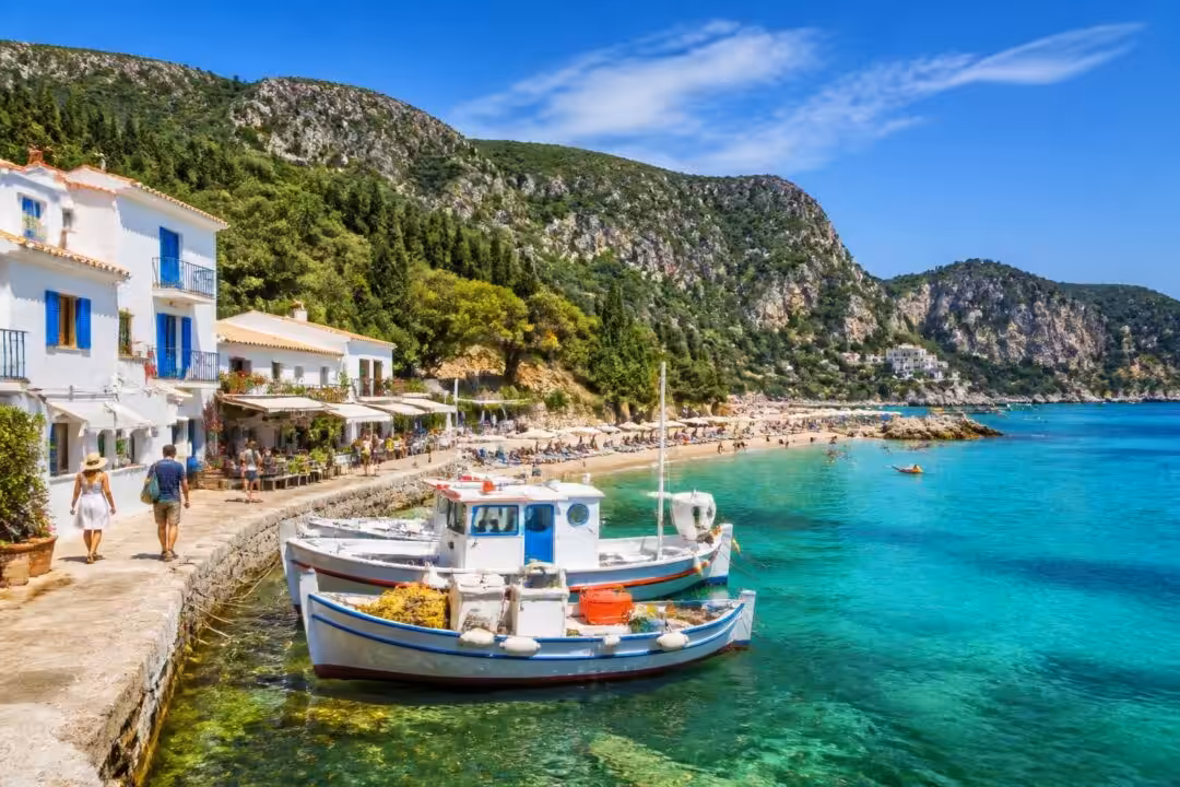 découvrez corfou en grèce avec notre guide de voyage complet : conseils, sites incontournables, activités et astuces pour un séjour inoubliable.