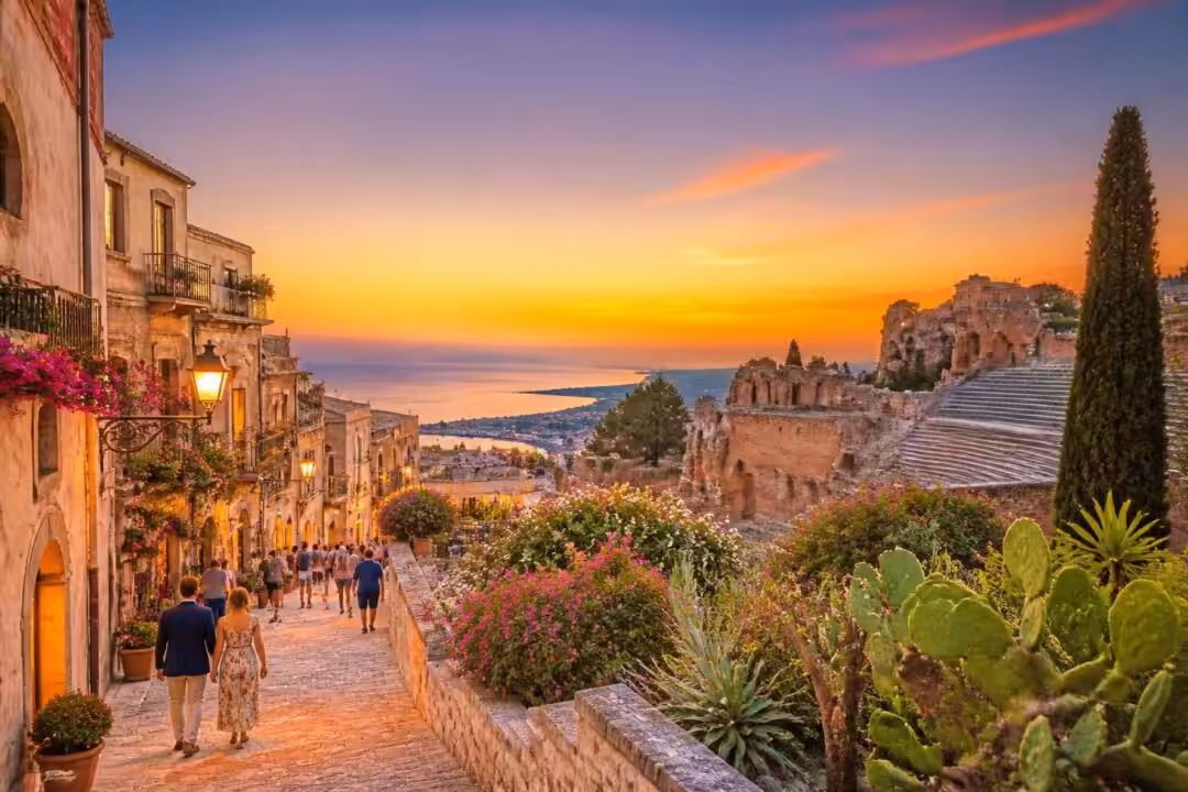 découvrez taormina, joyau de sicile, grâce à notre guide complet pour explorer ses merveilles historiques, ses plages et sa culture vibrante.